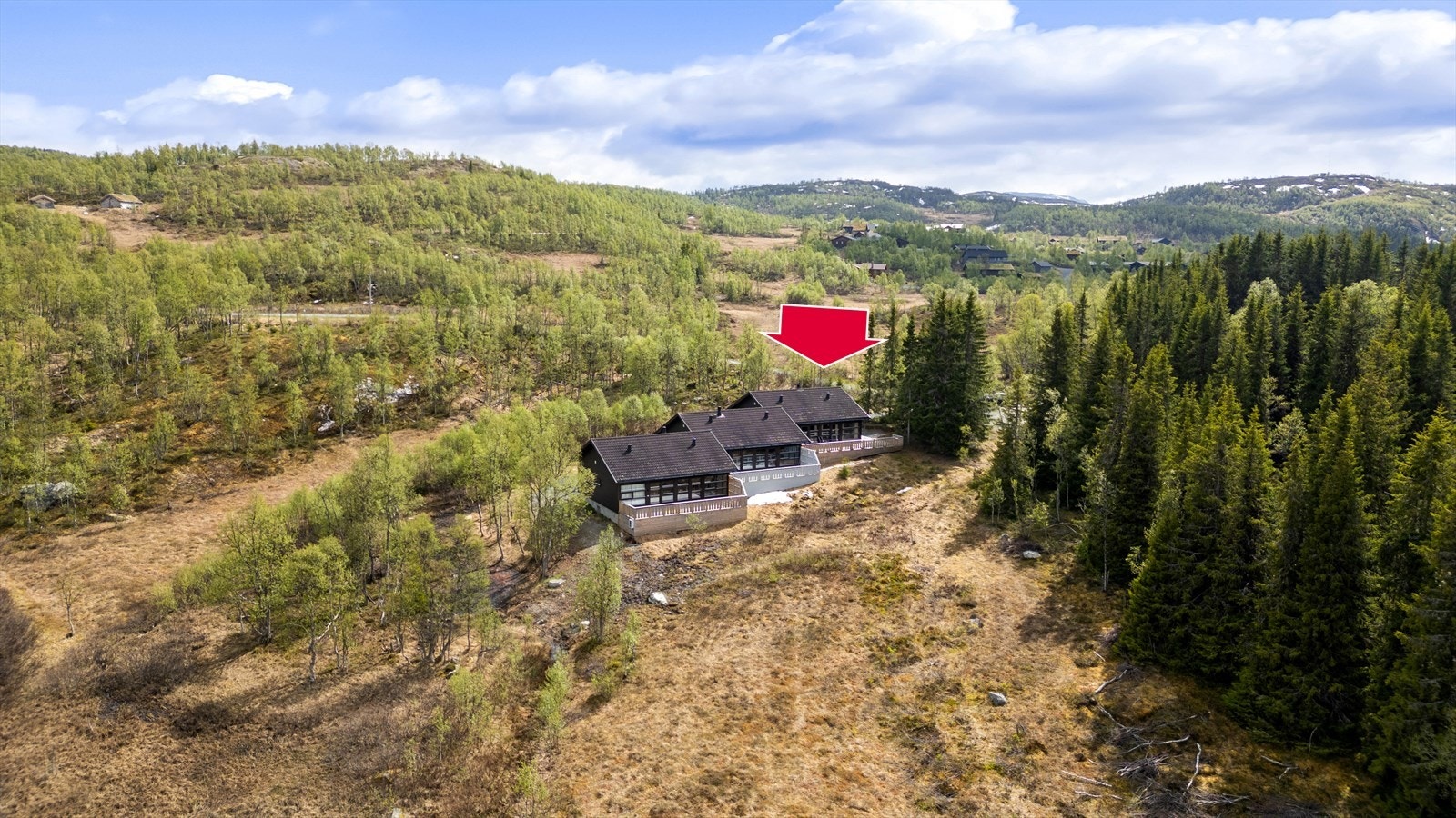 Denne leiligheten ligger på enden, som først i rekken. Og har enkel adkomst til verandaen fra gårdsplass. Galleribilde