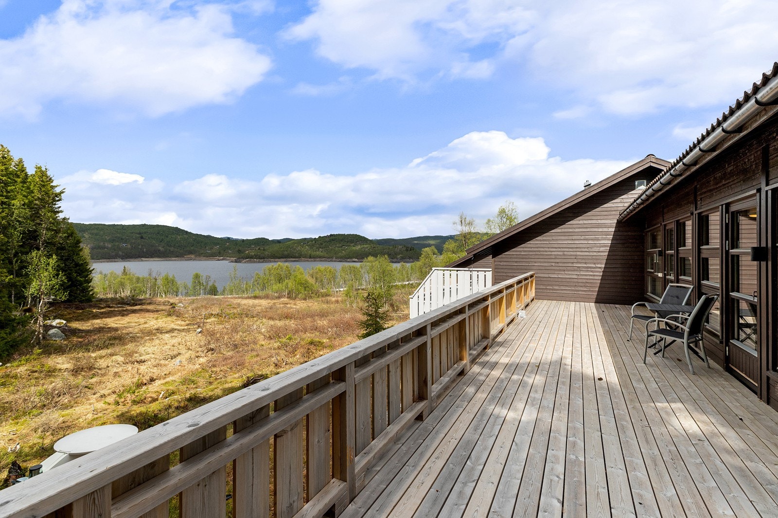 Flott og romslig veranda med utsikt til Møsvatn Galleribilde