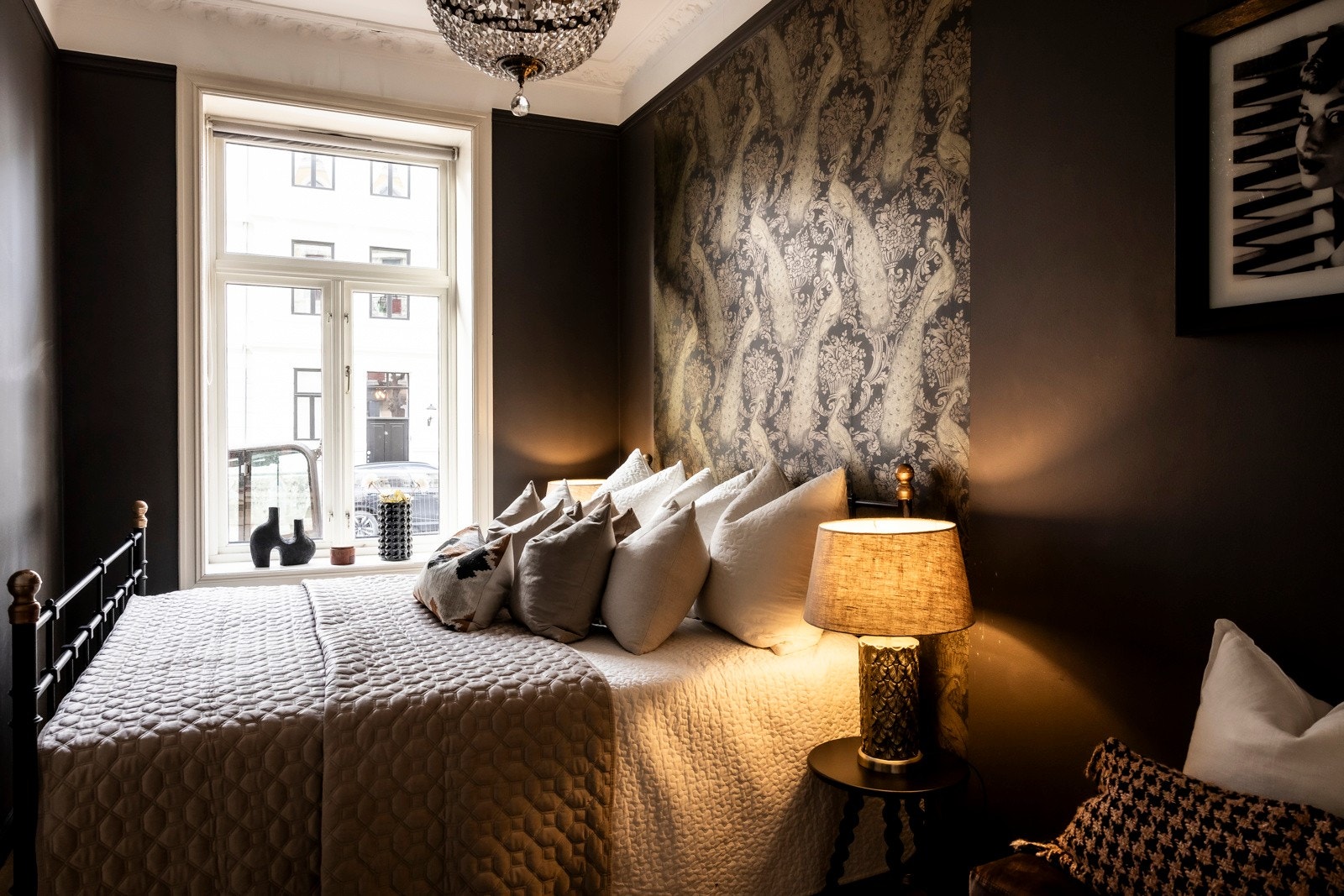 Lunt soverom med god plass til dobbeltseng med tilhørende nattbord Galleribilde