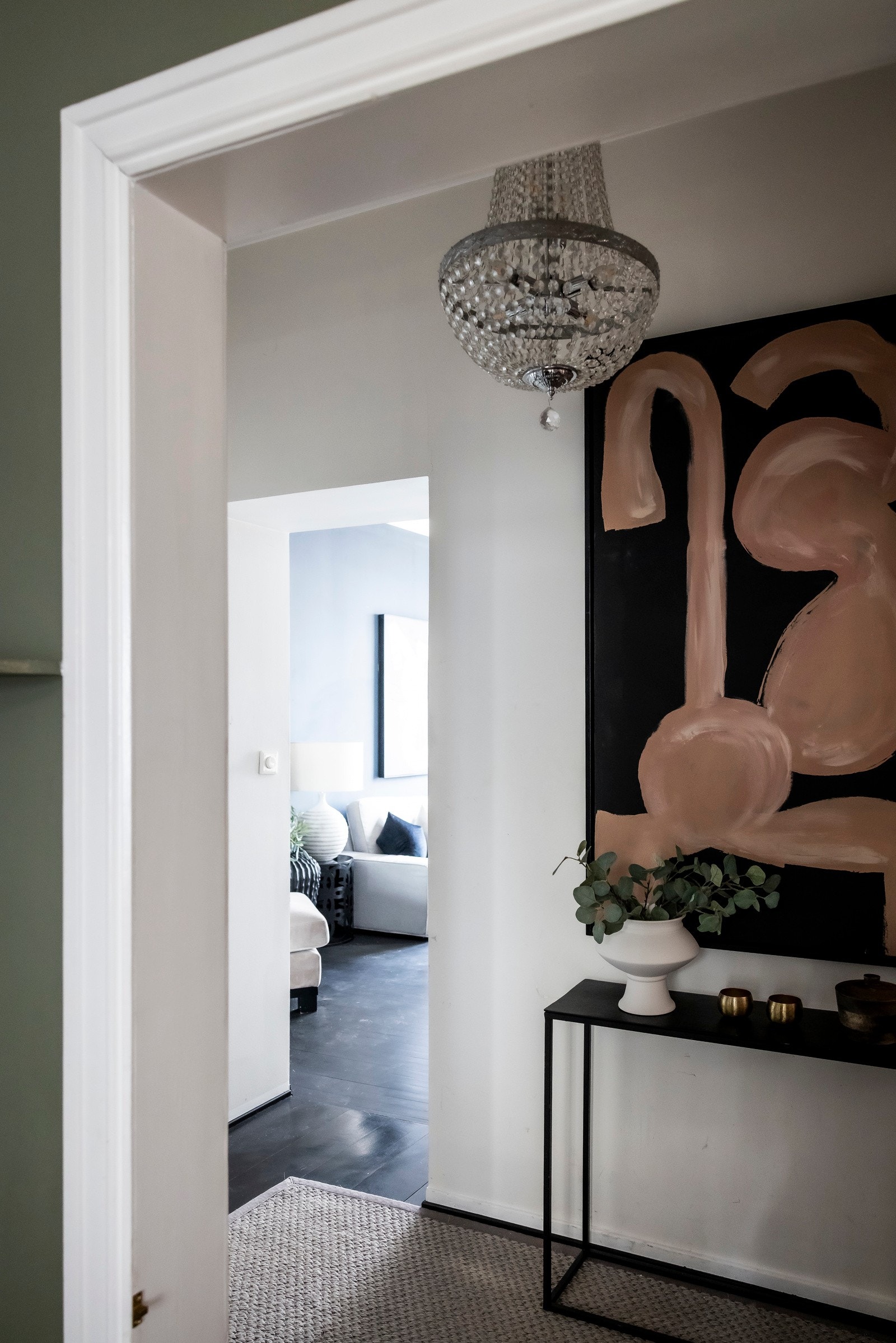 Stor takhøyde, rosett og stukkatur også i leilighetens entré Galleribilde