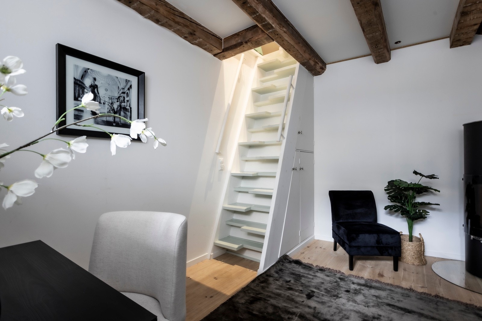 Ned trappen fra kjøkkenet kommer du til kjelleren med gulvvarme. Dette er et godkjent soverom, men kan benyttes til flere formål. Galleribilde