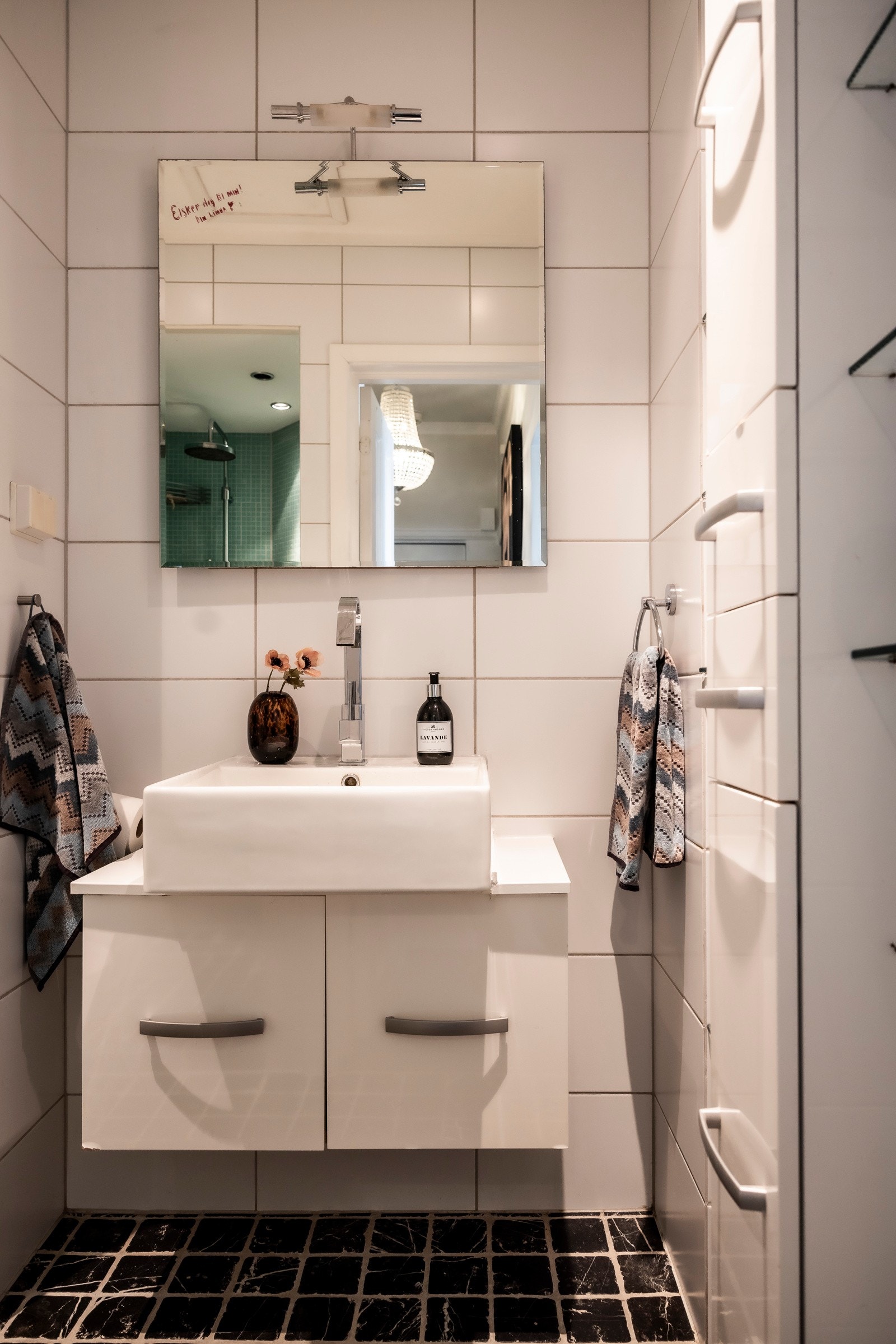 Flislagt baderom med varmekabler og downlights. Galleribilde