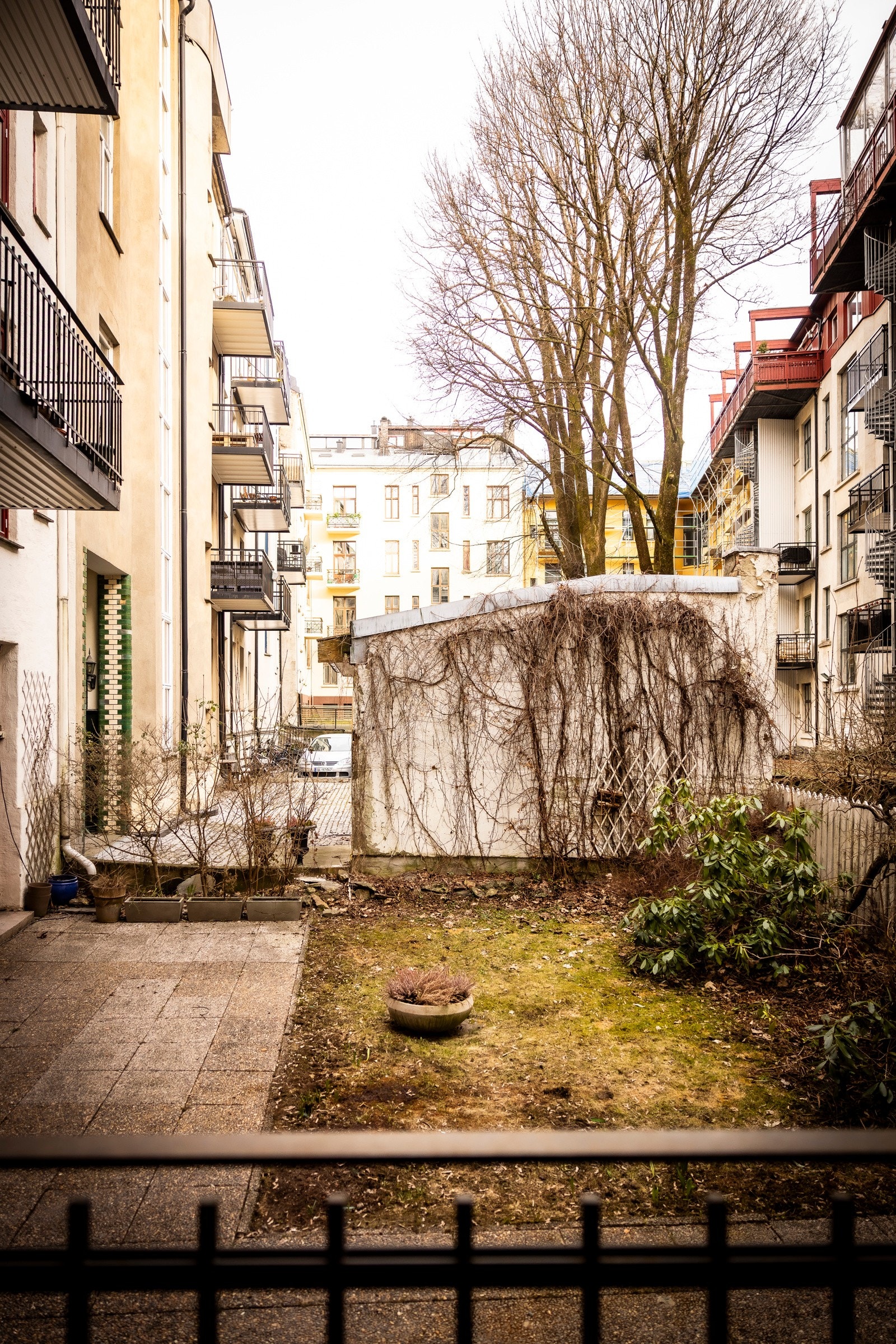 Balkong mot hyggelig bakgård Galleribilde
