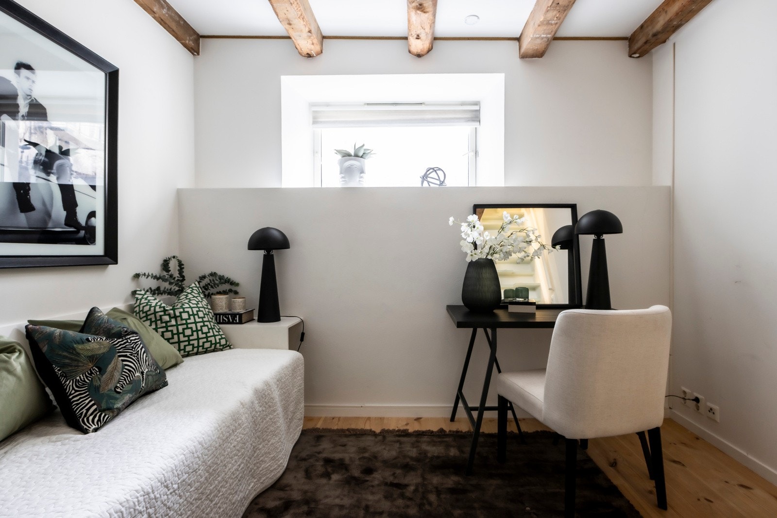 Enkeltsengen er designet og snekkertilpasset for rommet. Den kan og trekkes ut slik at det blir en dobbeltseng. Galleribilde