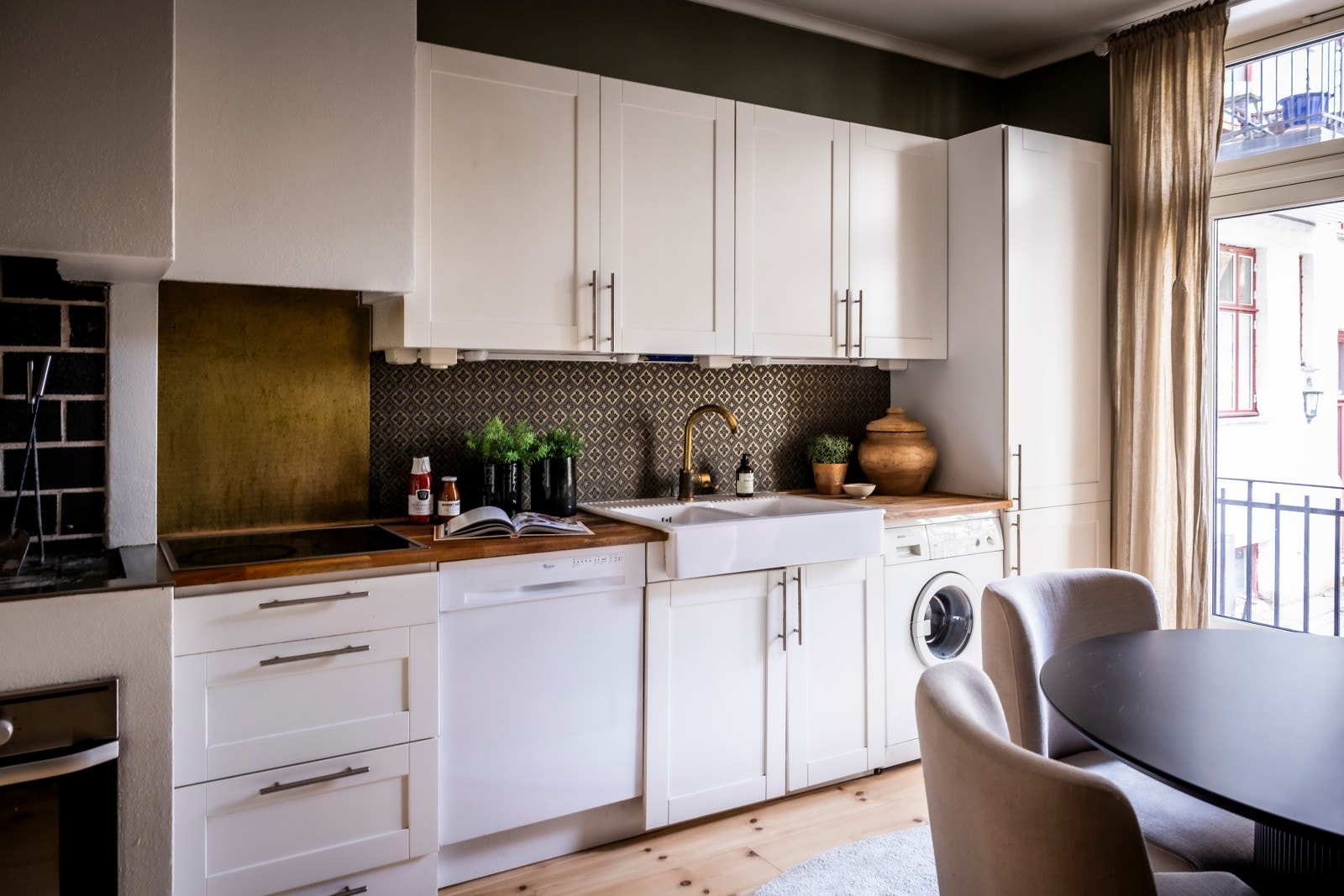 Videre er kjøkkenet utstyrt med nedfelt keramisk topp, integrert komfyr, oppvaskmaskin, kjøl/frys og vaskemaskin. Det er kjøkkenventilator med kullfilter. Galleribilde