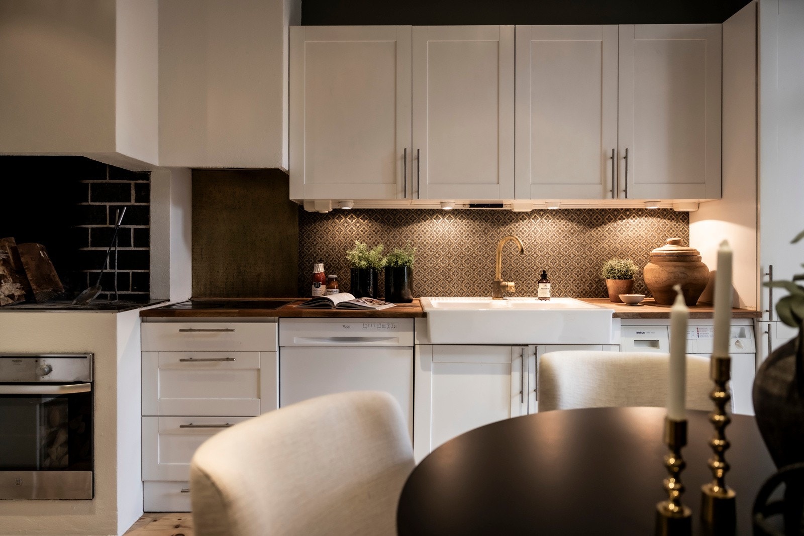 Kjøkkenet har profilert foliert innredning, belysning under overskap, heltre benkeplate og vask. Galleribilde