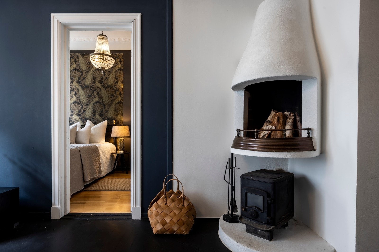 Fra stuen tar man seg inn til hovedsoverommet Galleribilde