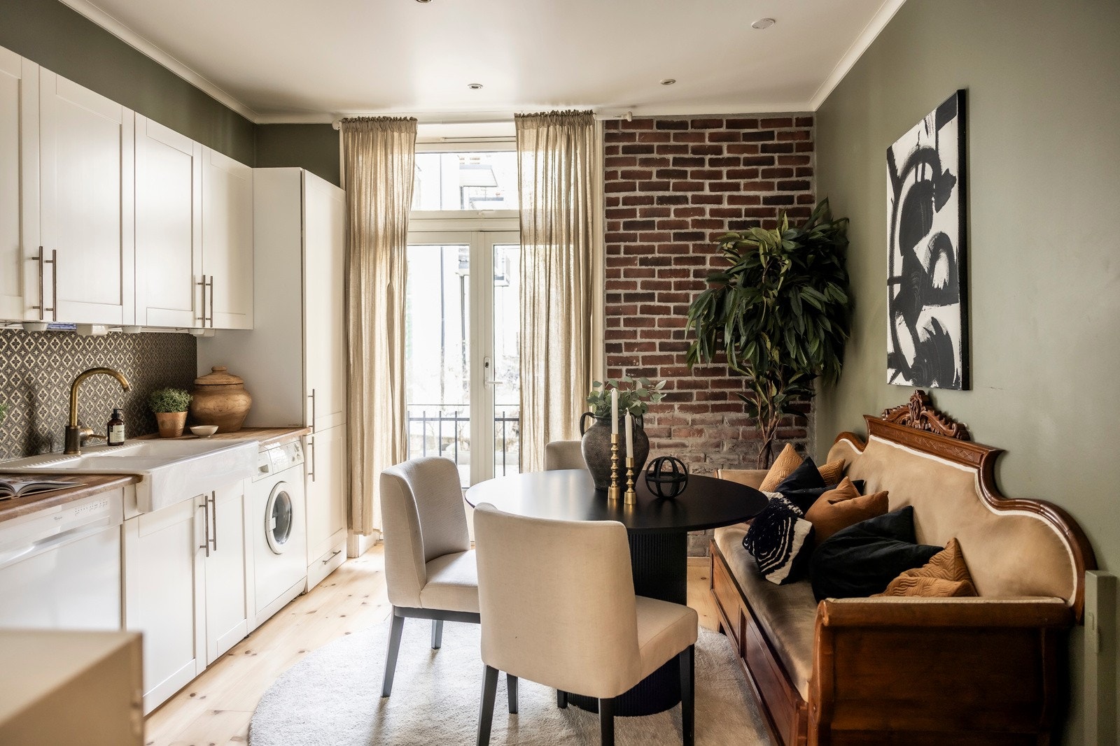 Pent separat kjøkken med lun peis og utgang til balkong mot bakgård Galleribilde