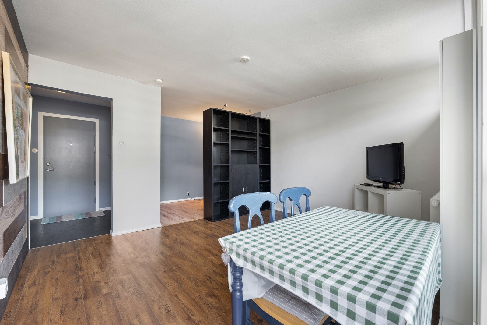 Lys og romslig stue med store vindusflater som slipper inn mye naturlig lys. Galleribilde