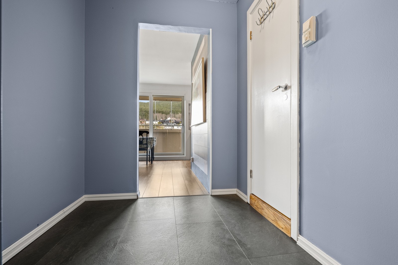 Lys og arealeffektiv 1-roms med innglasset balkong og flott utsikt. Galleribilde