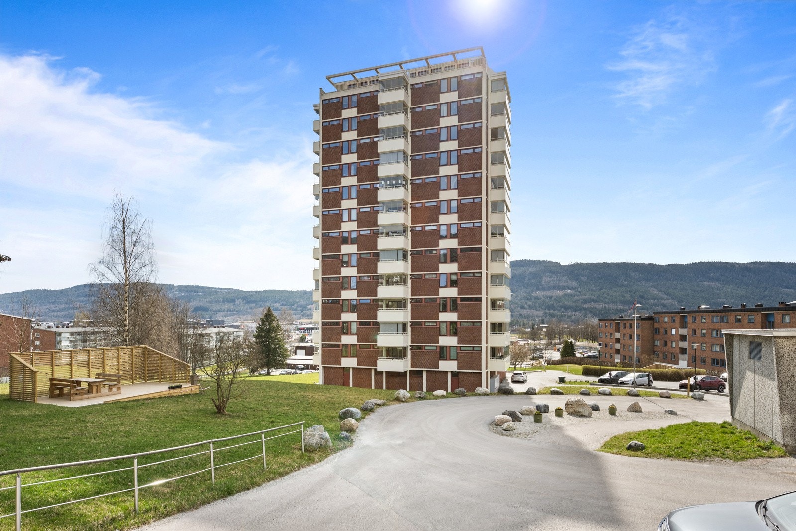 Lys og arealeffektiv 1-roms med innglasset balkong og flott utsikt. Galleribilde