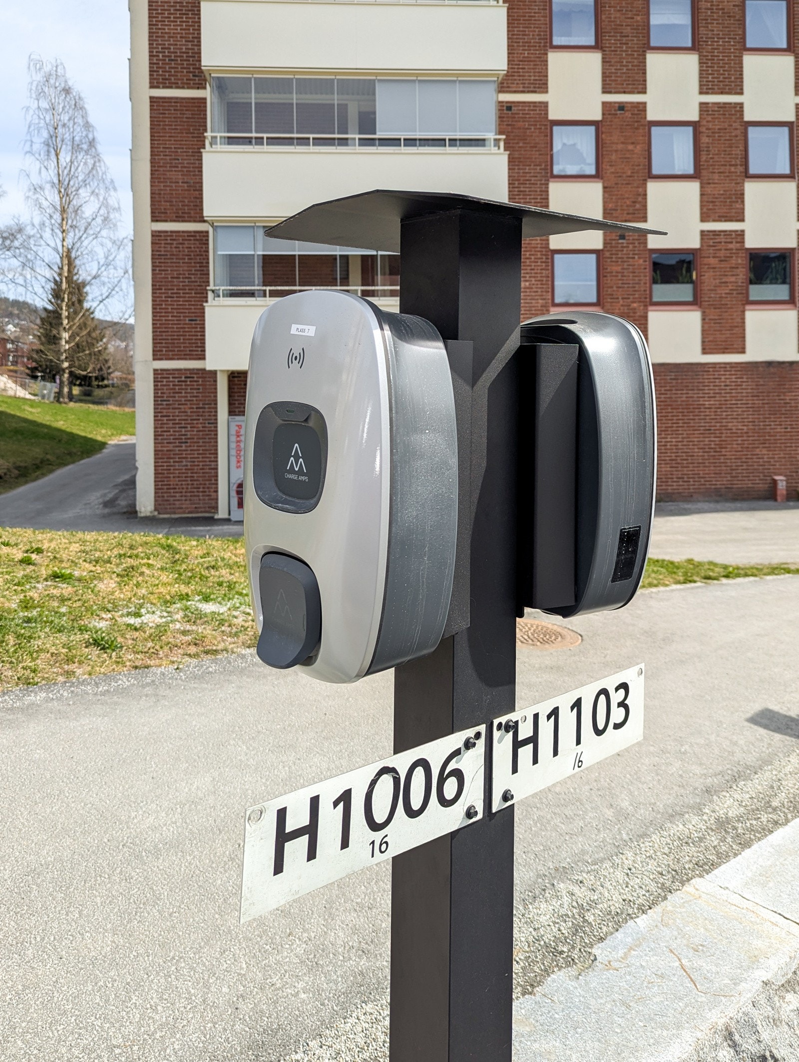 Ledig parkering med mulighet for elbil-lader. Galleribilde