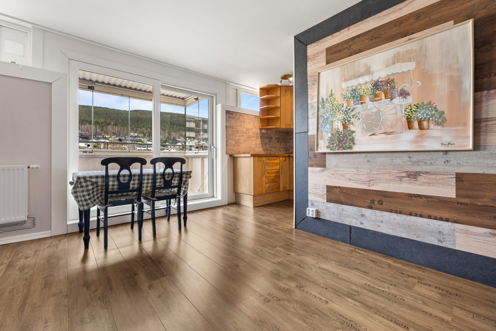 Lys og romslig stue med store vindusflater og flott utsikt. Galleribilde