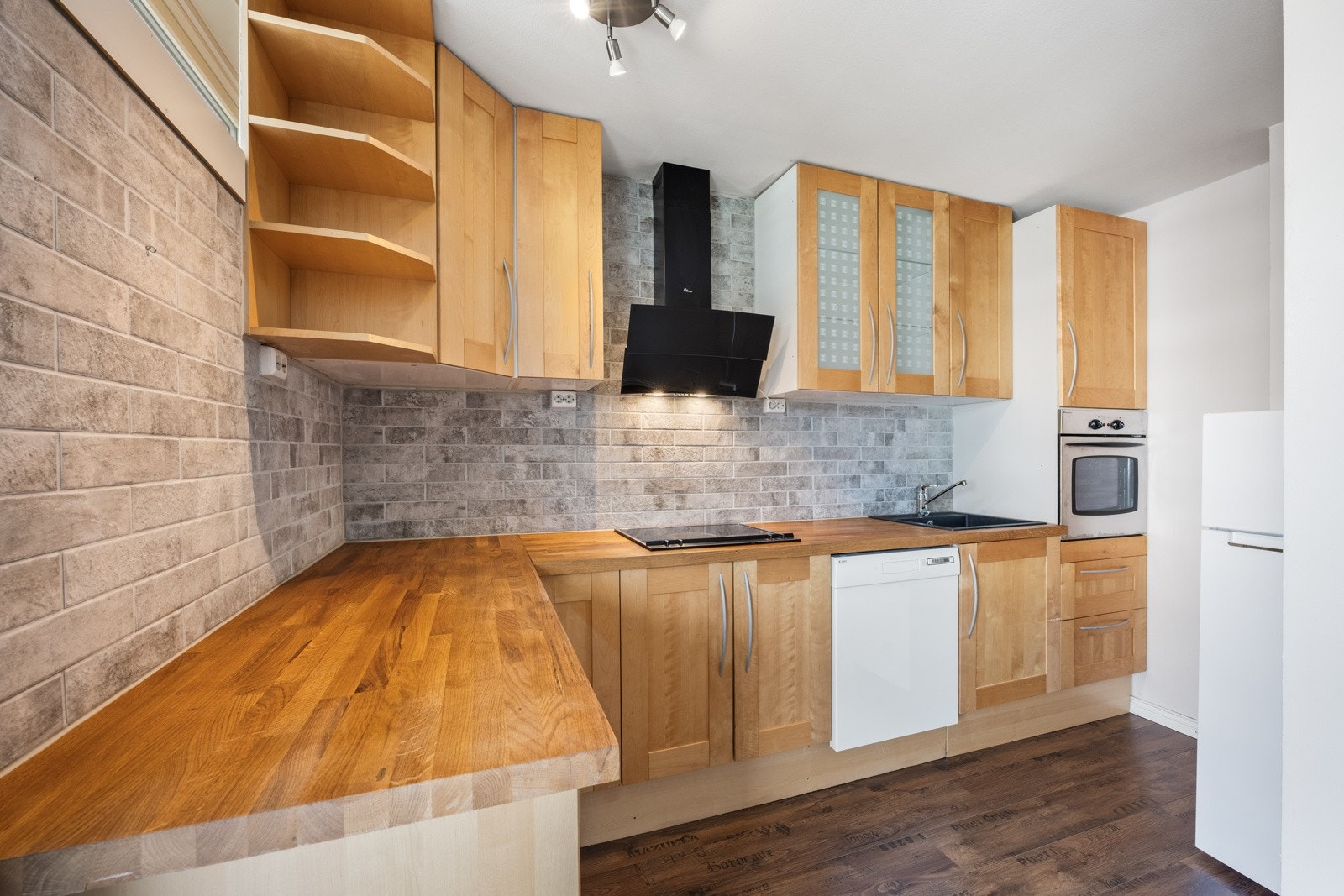 Moderne kjøkken med god skapplass og integrerte hvitevarer Galleribilde