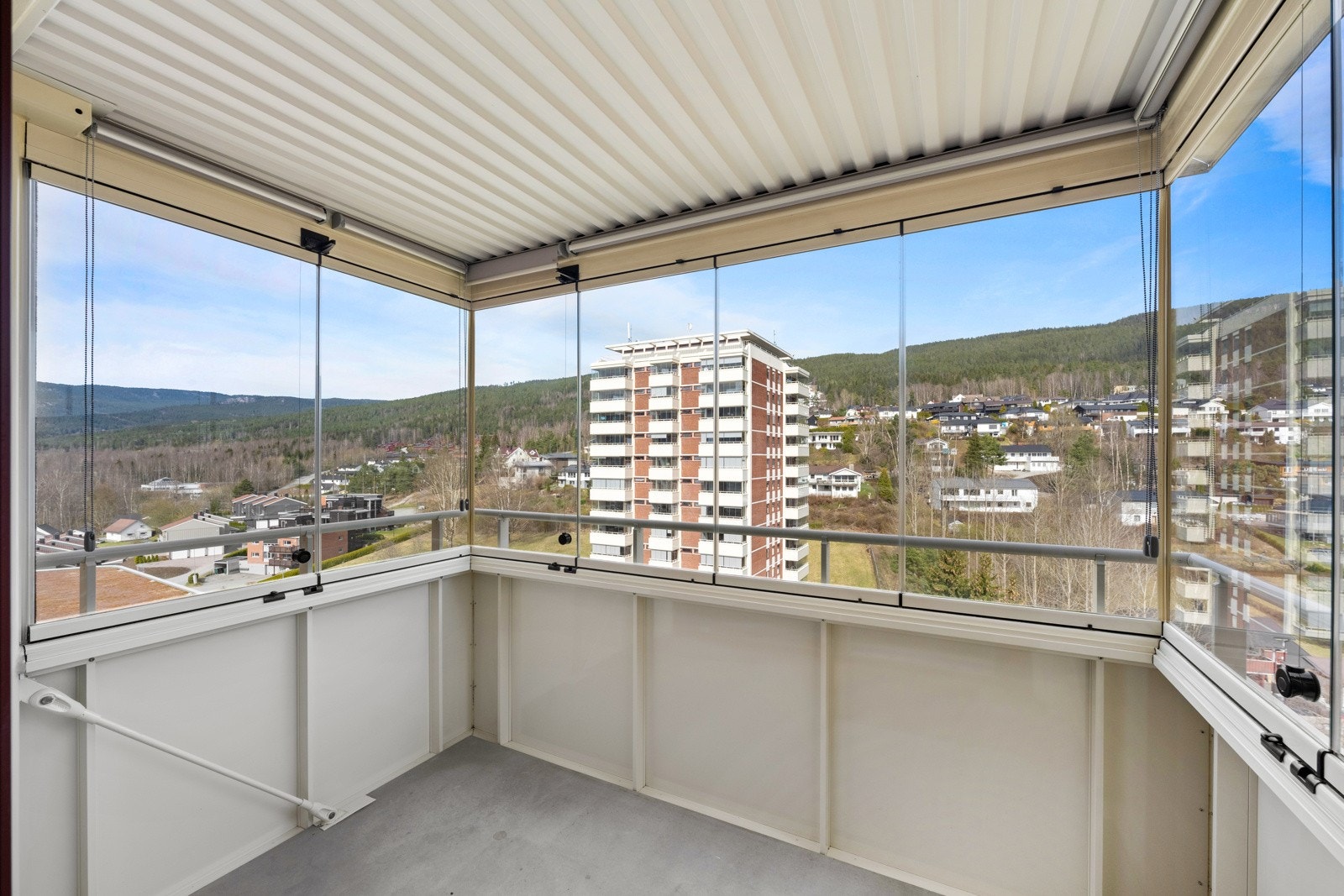 Innglasset balkong med plass til sittegruppe ? perfekt for avslapning med utsikt Galleribilde