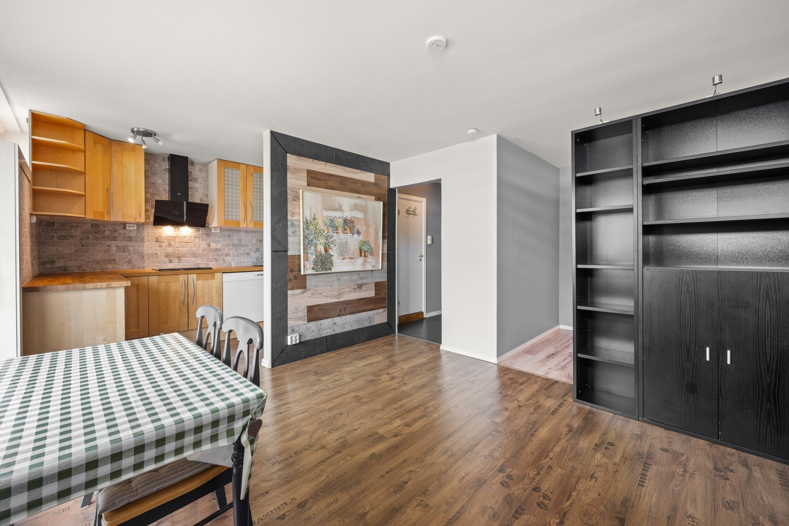 Lys og romslig stue med store vindusflater og flott utsikt. Galleribilde