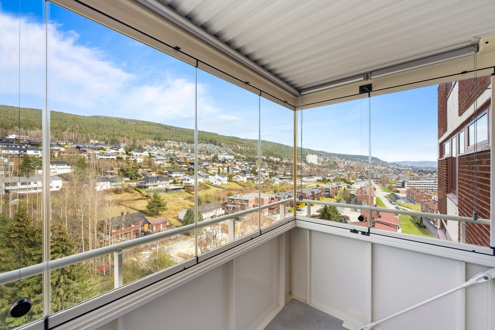 Innglasset balkong med plass til sittegruppe ? perfekt for avslapning med utsikt Galleribilde
