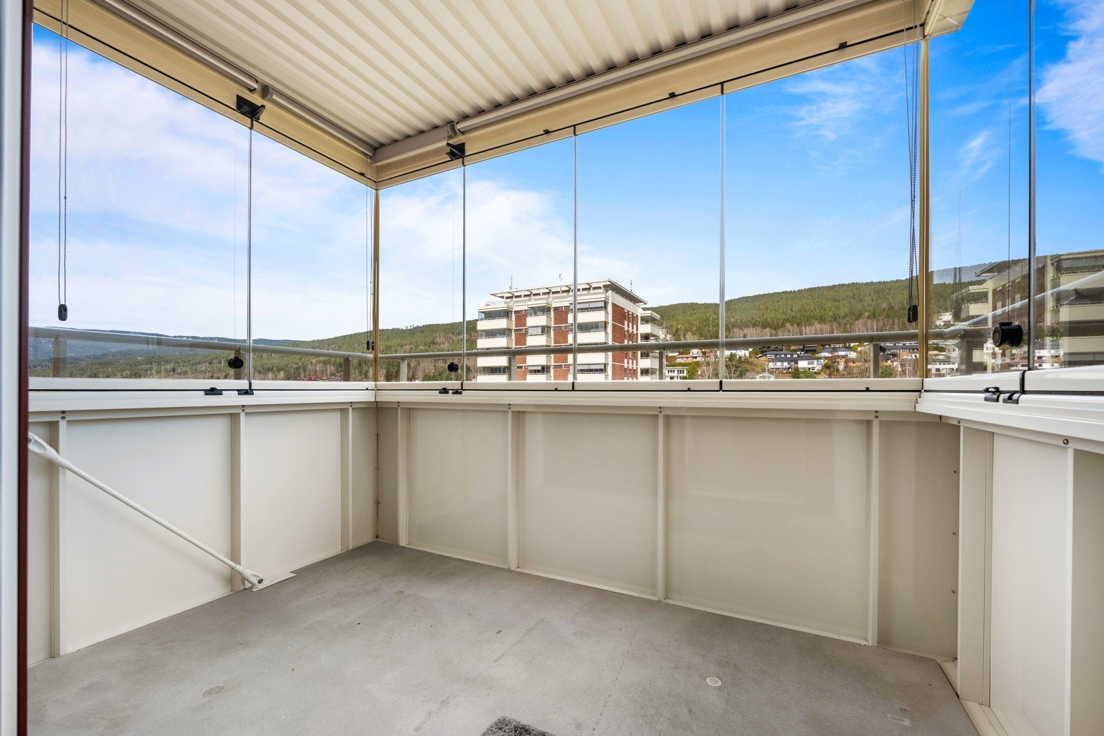 Innglasset balkong med plass til sittegruppe ? perfekt for avslapning med utsikt Galleribilde