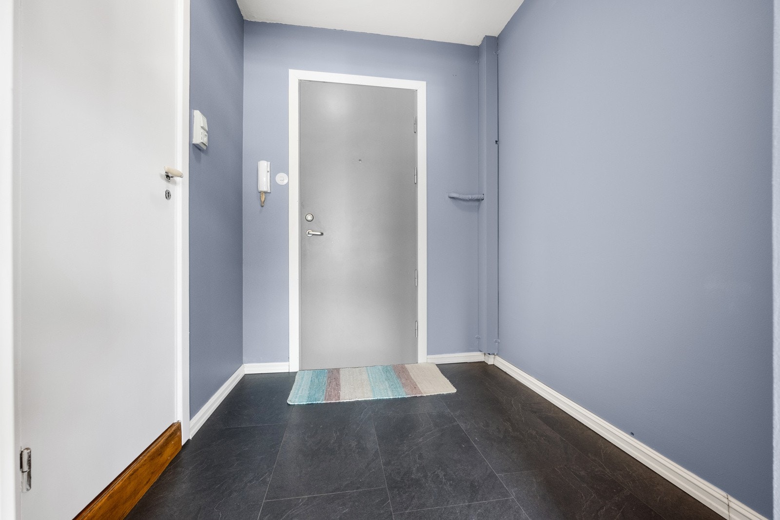 Gang med plass for oppbevaring av yttertøy. Galleribilde