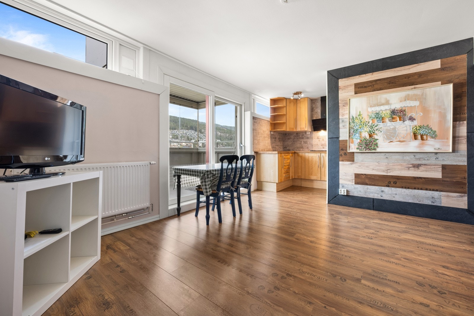 Lys og romslig stue med store vindusflater og flott utsikt. Galleribilde