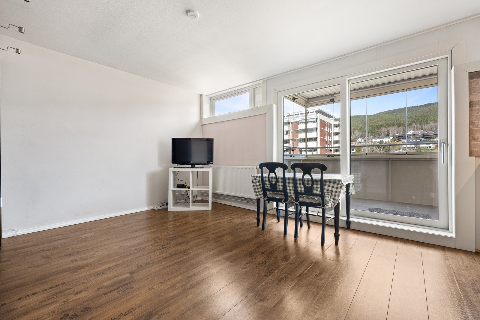 Lys og romslig stue med store vindusflater og flott utsikt. Galleribilde