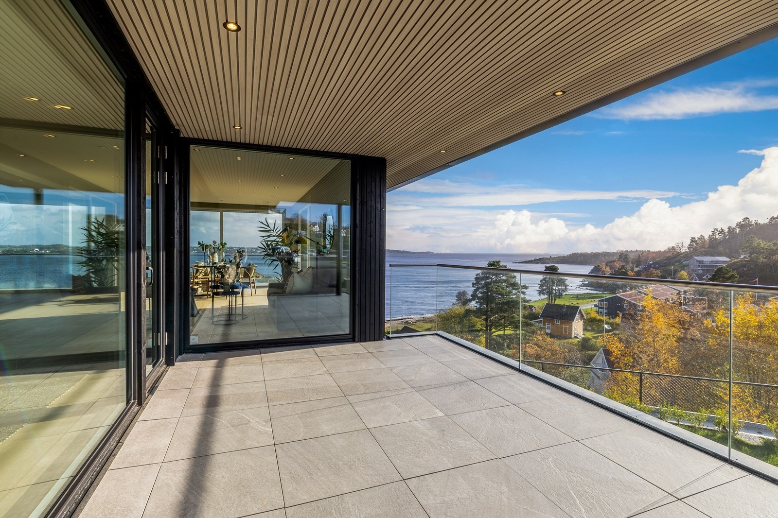 Vestvendt balkong med utgang fra gangen i 1. etg. Galleribilde