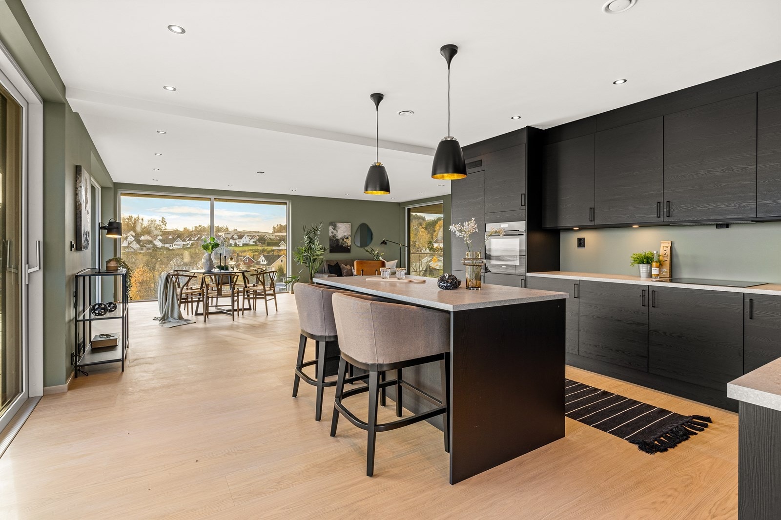 Kjøkkenet har øy med spiseplasser Galleribilde