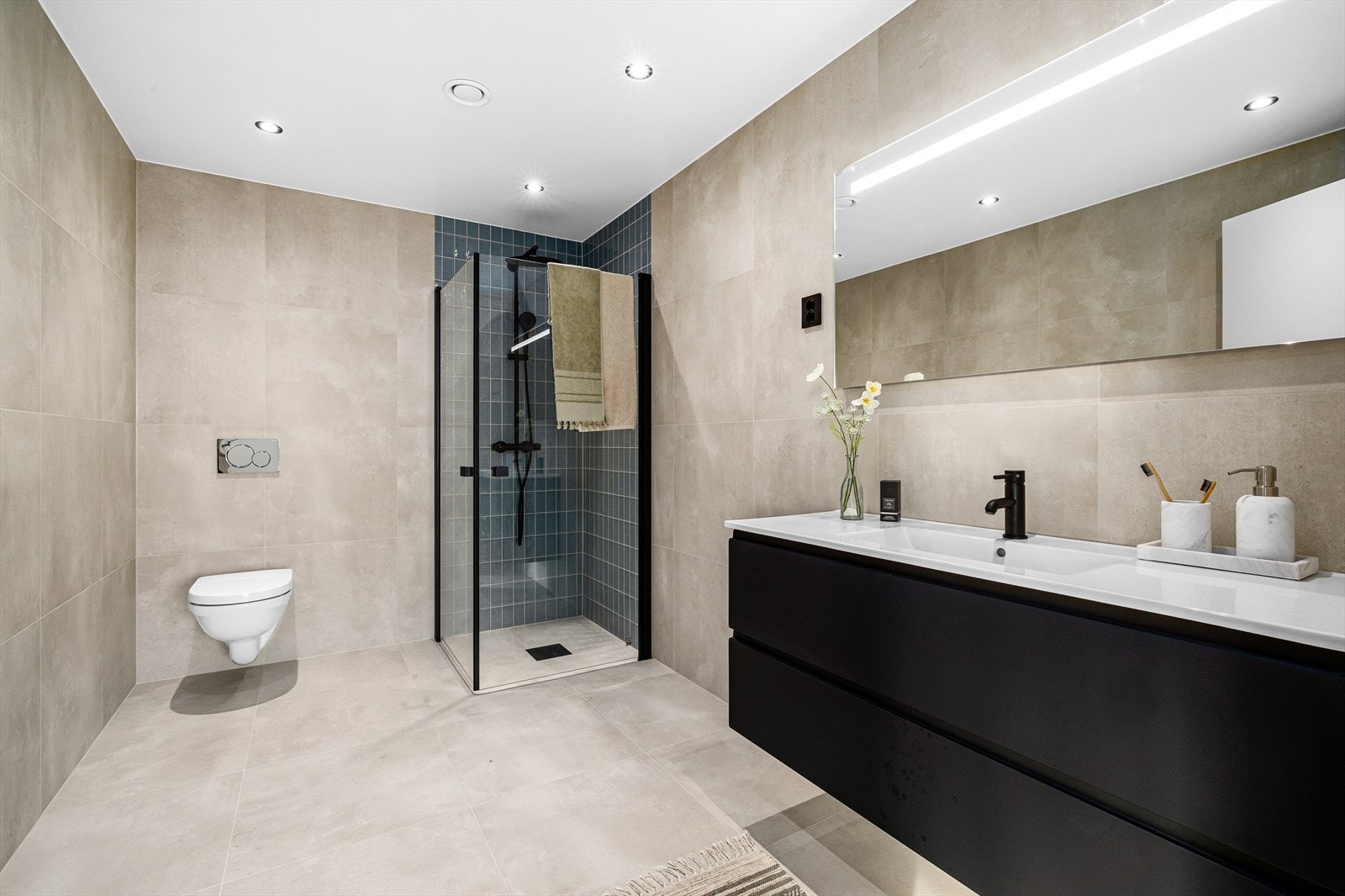 Badet i u. etg. er lyst og pent Galleribilde