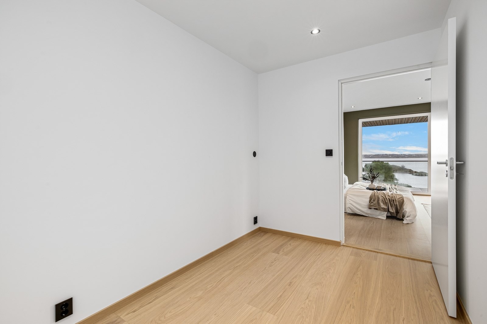 Garderoberommet ved soverom 1 i u. etg. Galleribilde