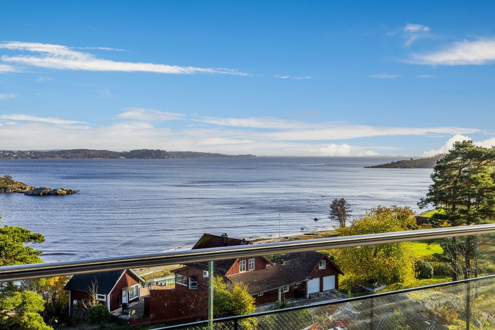 Utsikten er nydelig over innseilingen til Larvik, skjærgården og helt til Svenner fyr. Galleribilde