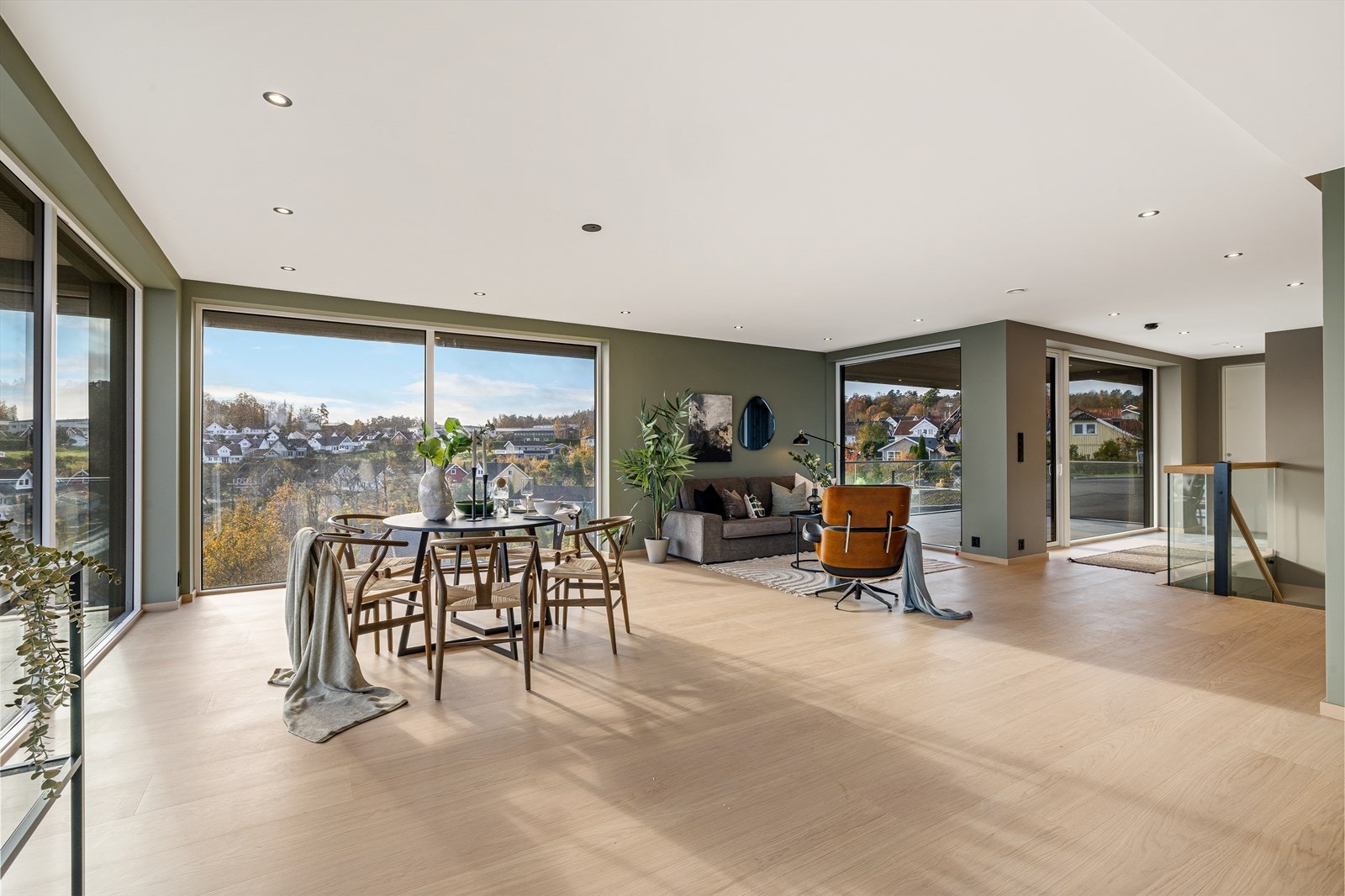 Stor og lys stue med mange vindusflater Galleribilde