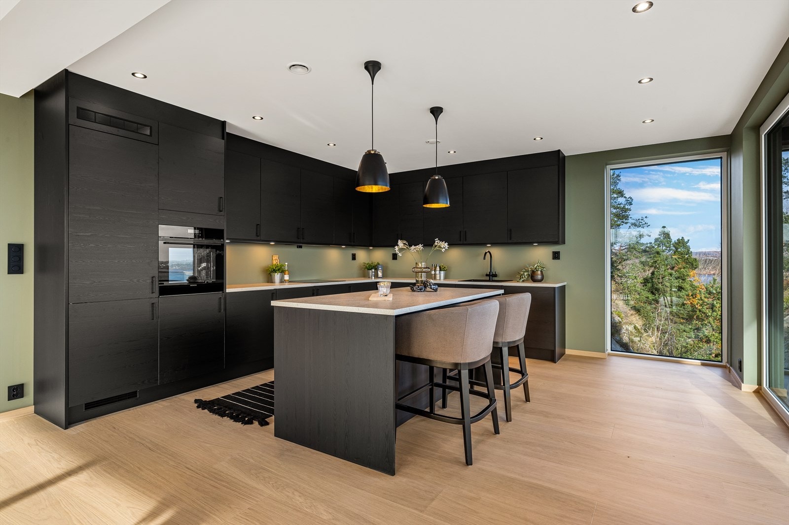 Kjøkkenet har integrerte hvitevarer og god skap- og benkeplass Galleribilde