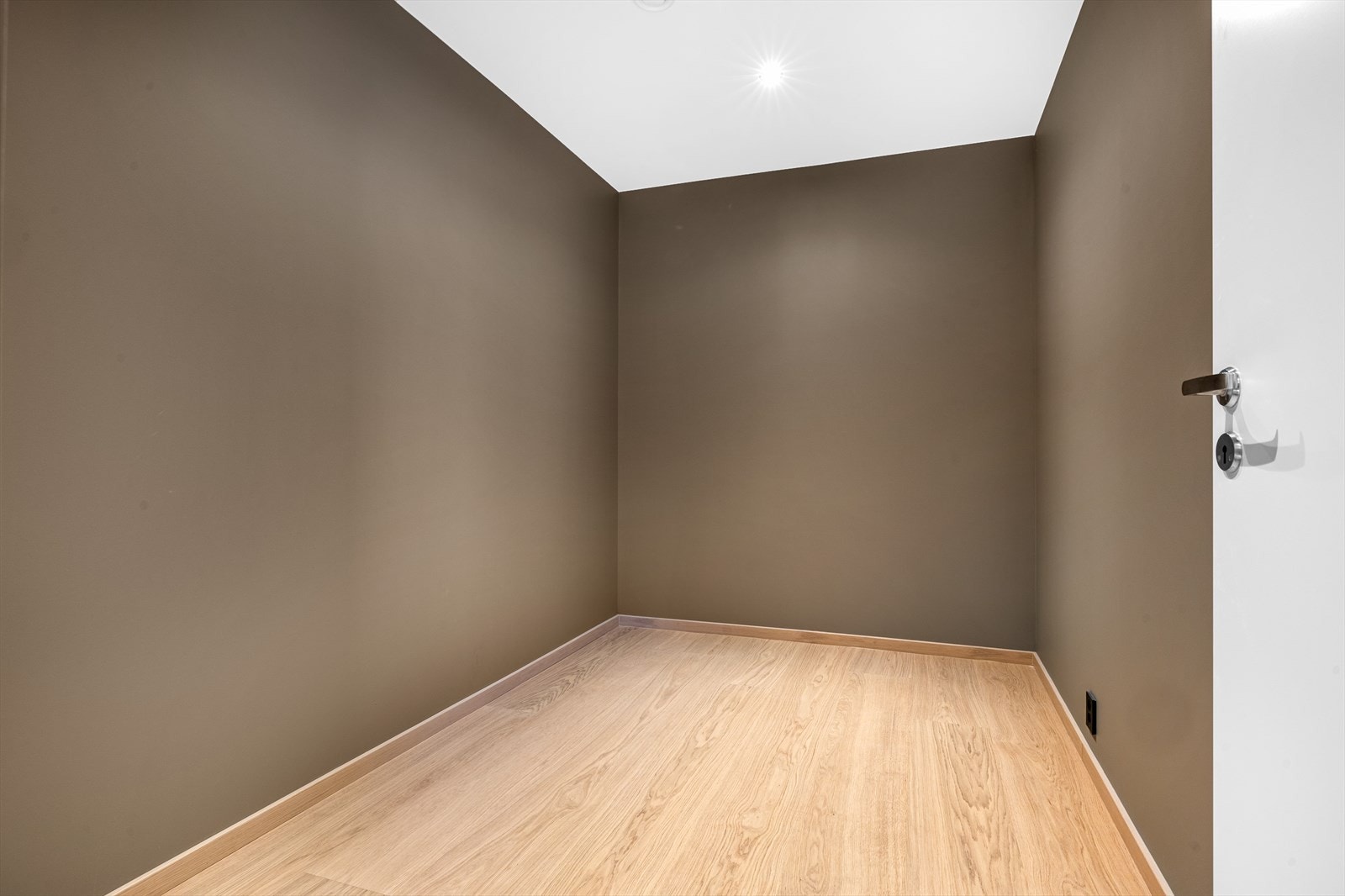 Garderoberommet innenfor soverommet i 1. etg. Galleribilde