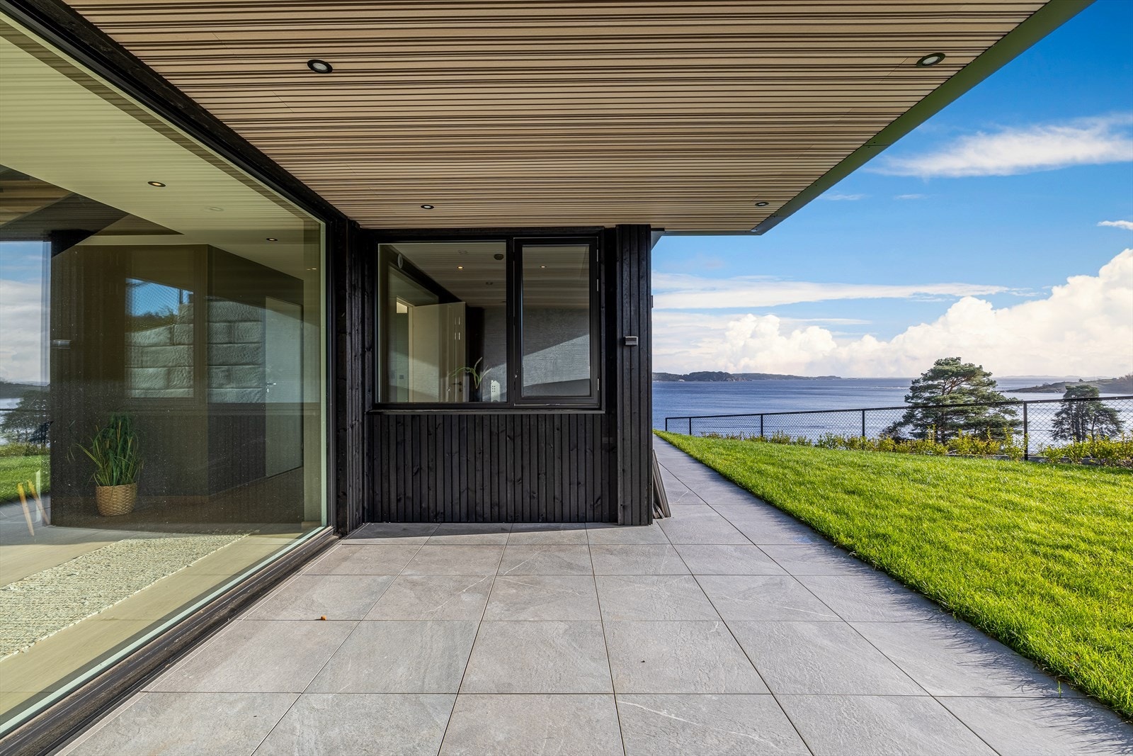 Den vestvendte og overbygde markterrassen ed gangen Galleribilde