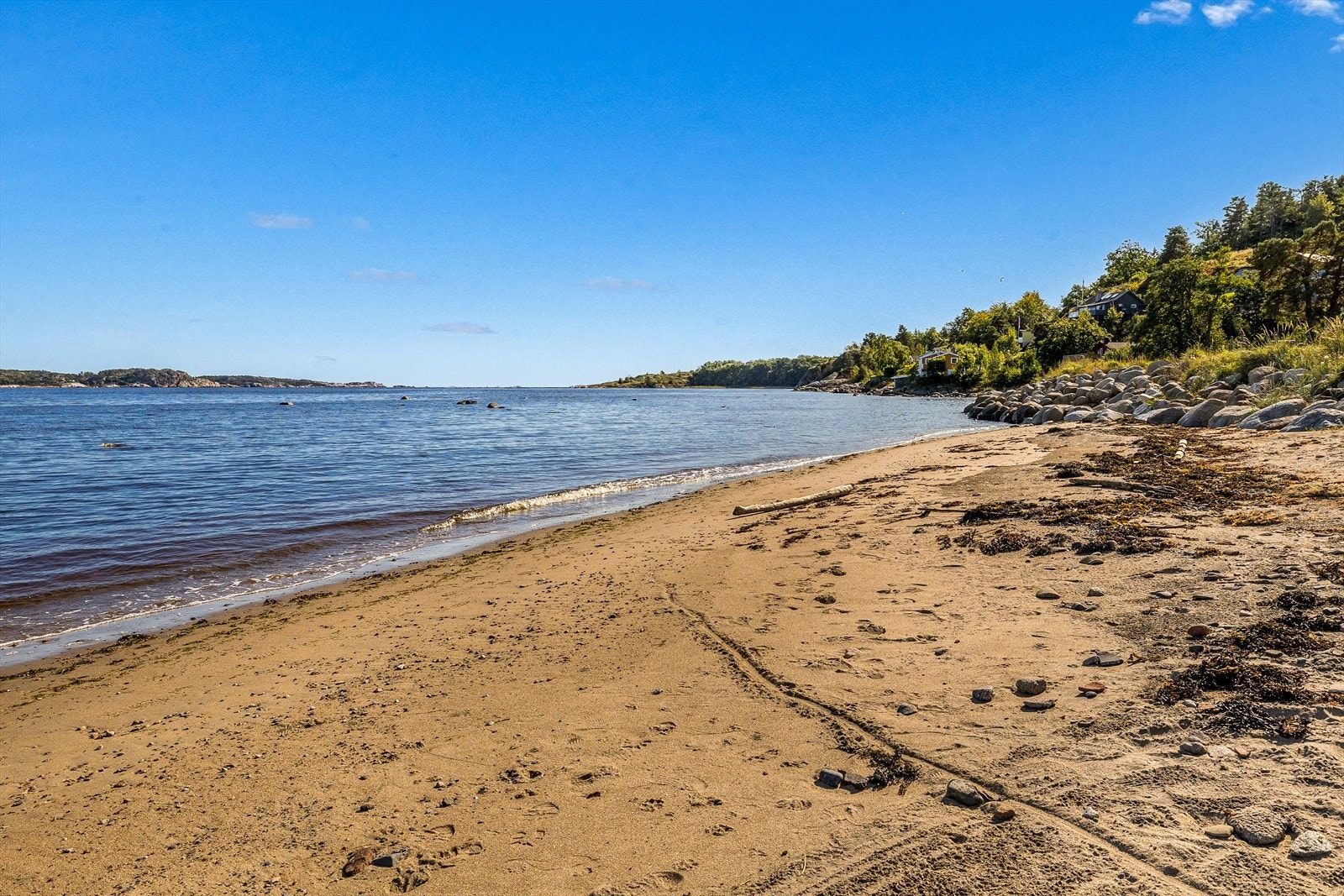 Rett nedenfor eiendommen finner man en nydelig sandstrand. .jpg Galleribilde