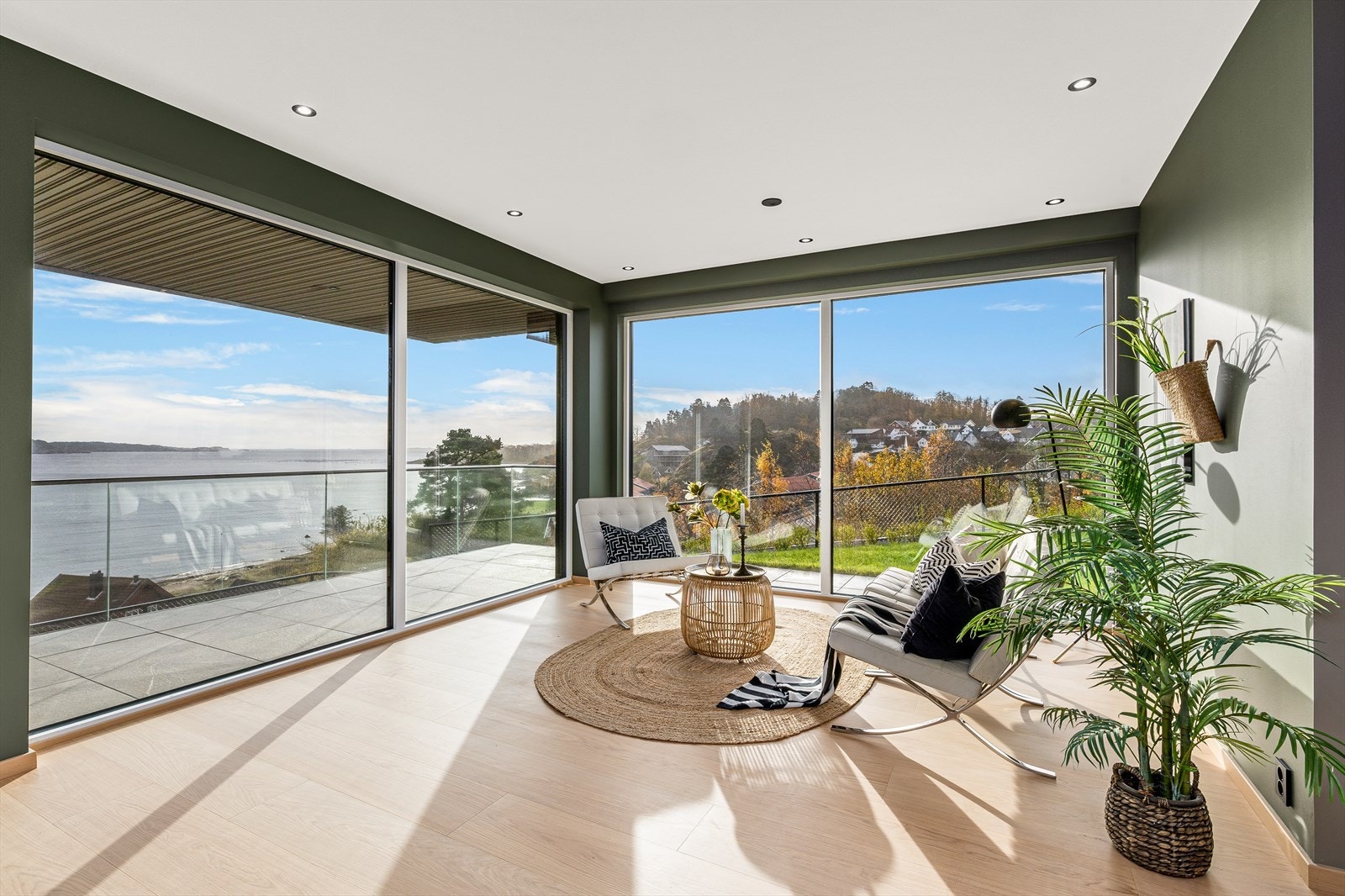 Fra stuen kan du komme ut på markterrassen via den stor skyvedøren i glass Galleribilde