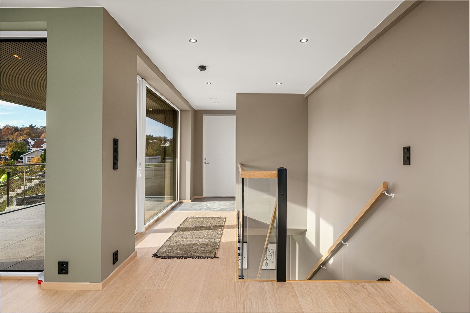 Gangen med trappen ned til U. etg. Galleribilde