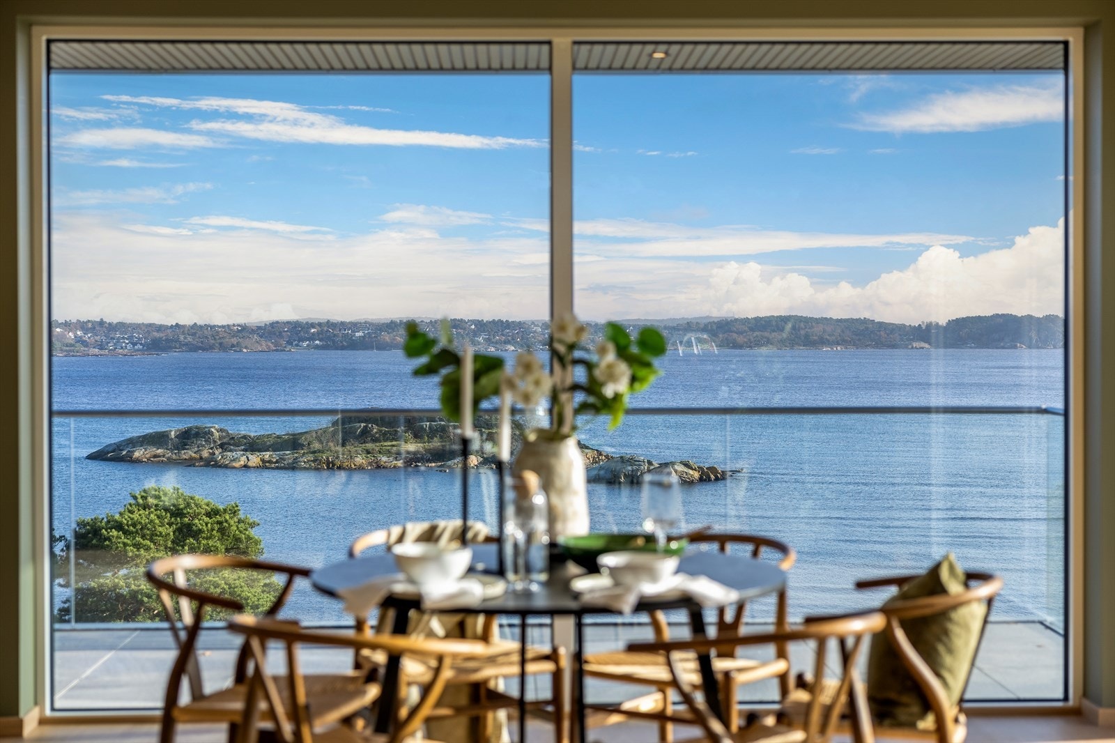 Fra spisestuen er det flott fjordutsikt! Galleribilde