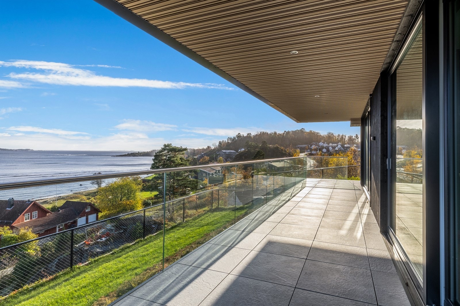 Markterrassen med glassrekkverk gjør utsikten unik fra alle balkonger og terrasser Galleribilde