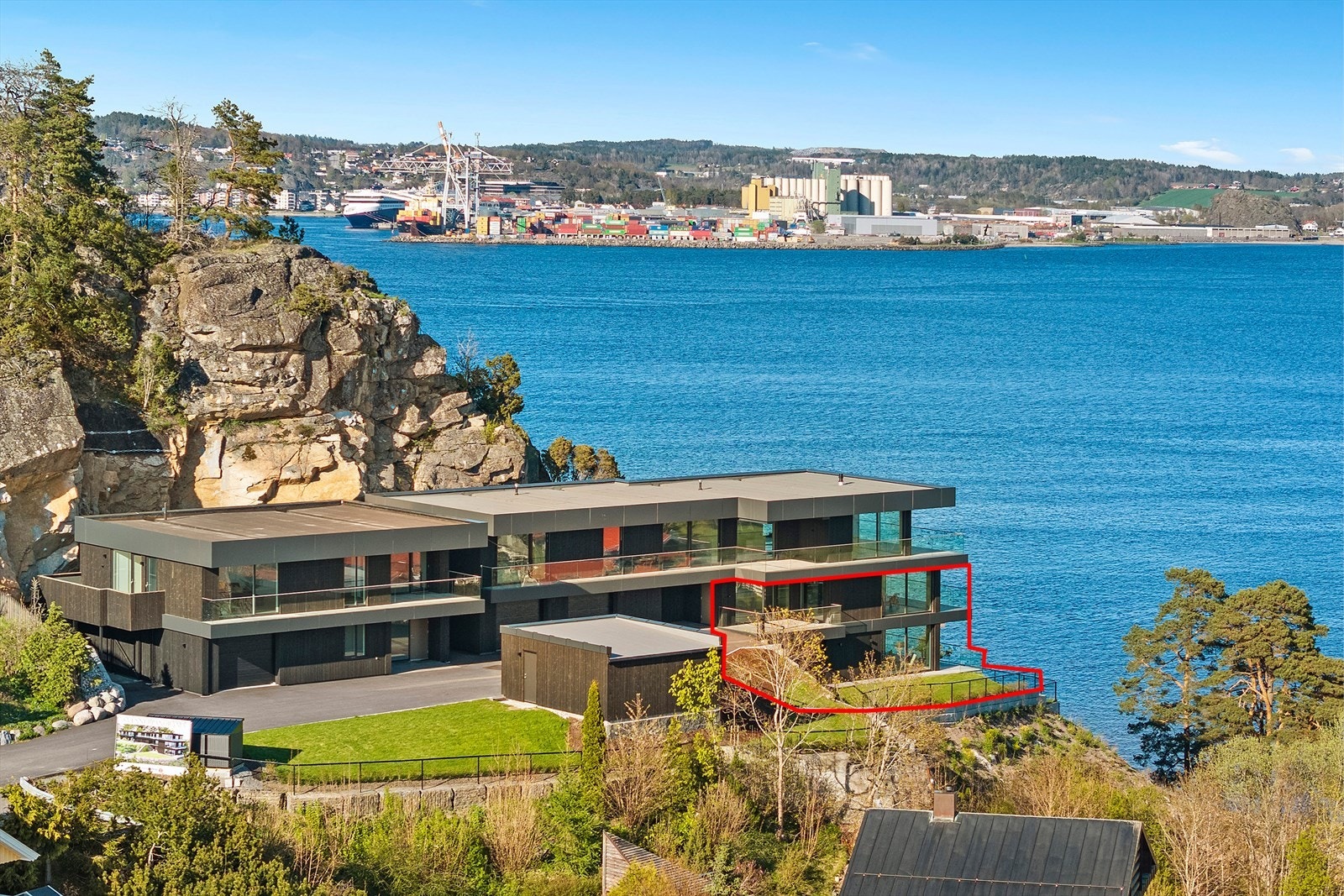 Velkommen til Jordelia 49, en eksklusiv selveierleilighet fra 2024, med to luftige etasjer og sjøutsikt. Galleribilde