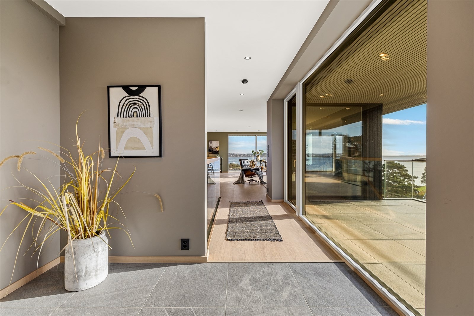 Gangen ved inngangspartiet er flislagt Galleribilde