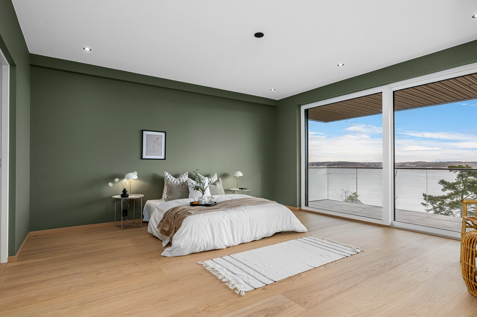 Soverommet i u. etg. har også utgang til markterrassen via en stor skyvedør i glass Galleribilde