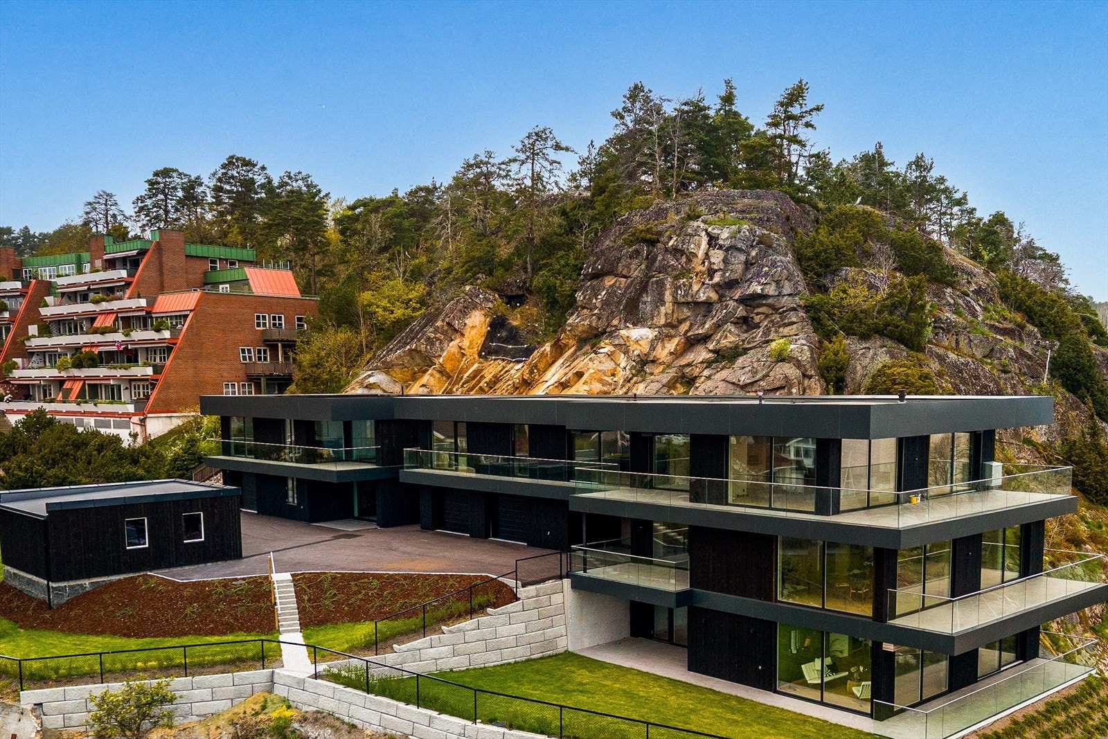 Fasadene har mye glass og god sjøutsikt Galleribilde