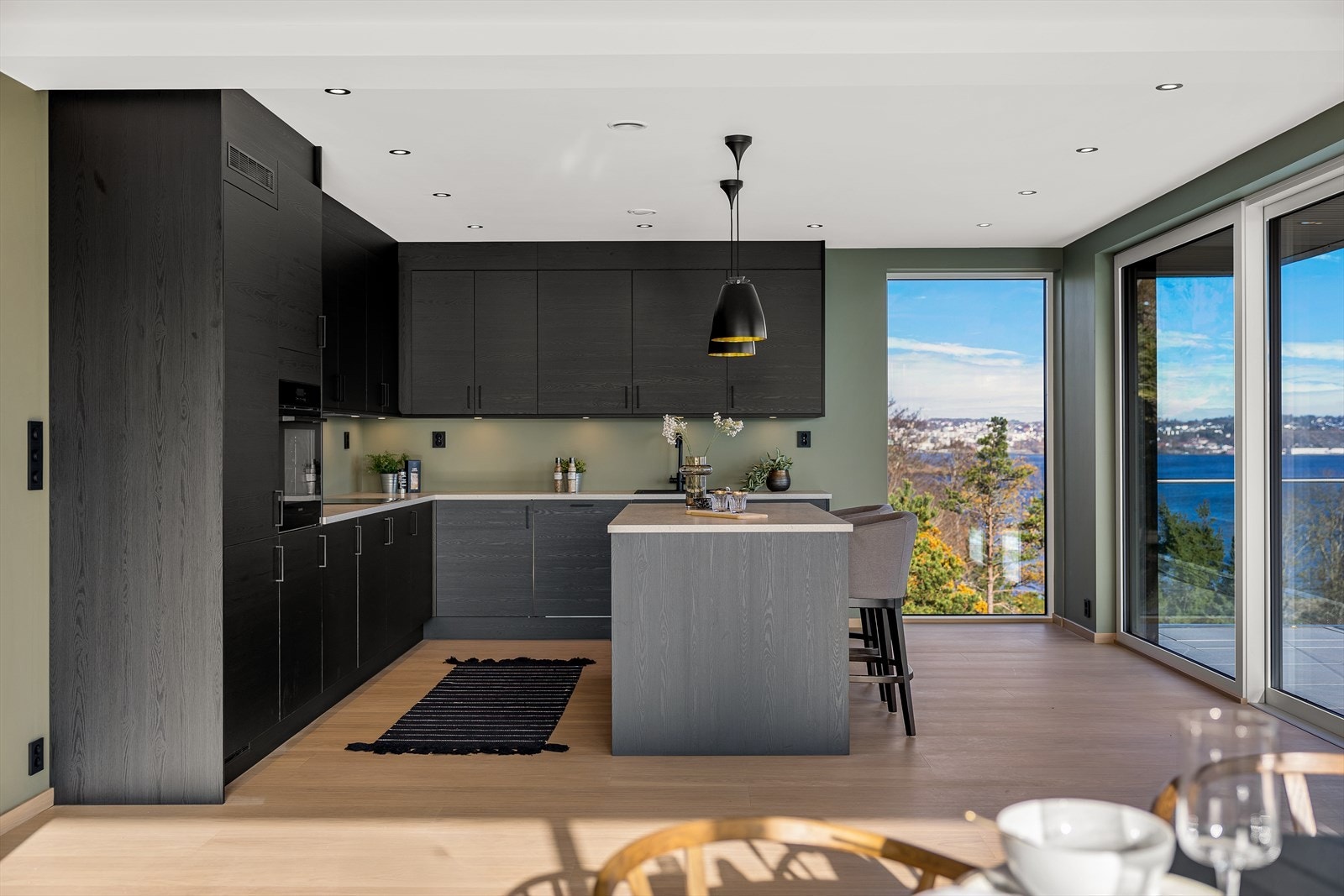 Fra kjøkkenet kan du også nyte fjordutsikten Galleribilde