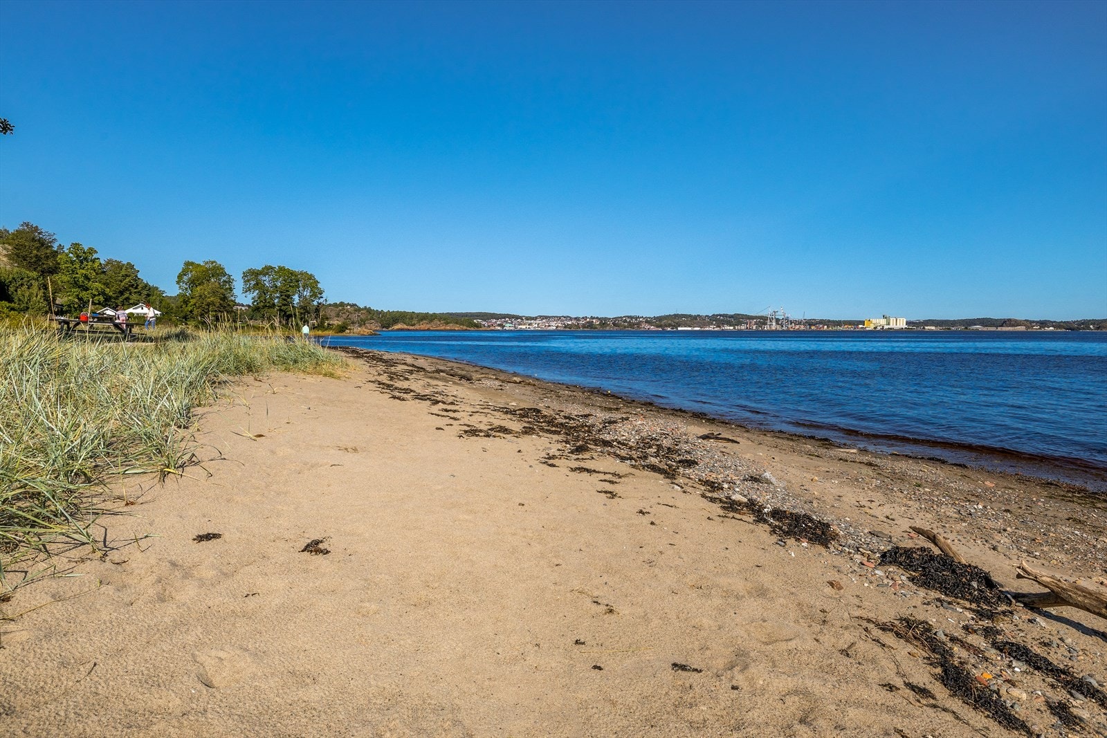 Det er bare to minutters gange ned til den nydelige stranden..jpg Galleribilde