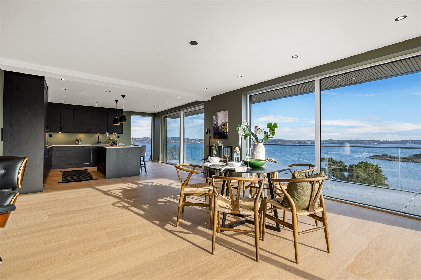 Leiligheten ligger på enden i første etasje og underetasjen, i bygg fra 2024 med to leiligheter. Galleribilde