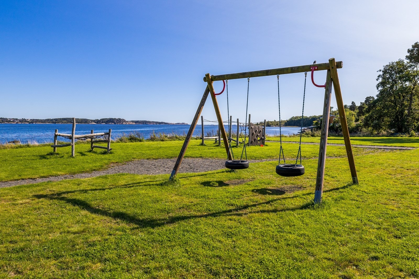 Rett nedenfor eiendommen finner man fine lekeområder for de minste..jpg Galleribilde