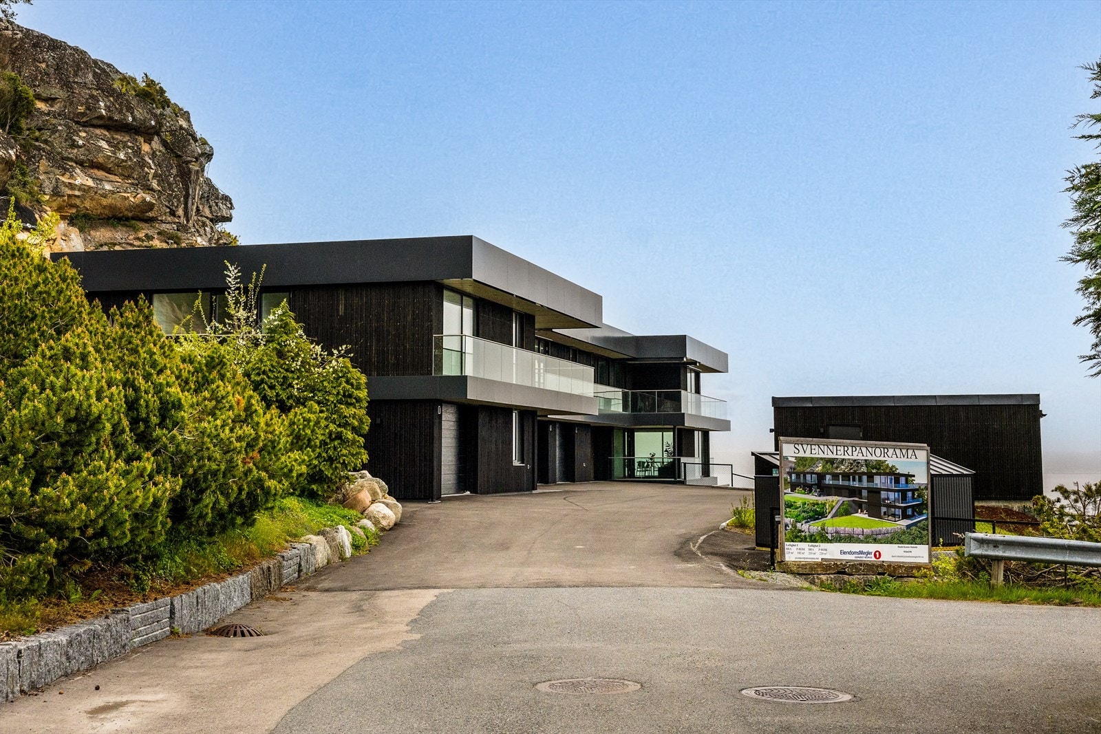 Innkjøringen med den doble, frittstående garasjen til høyre Galleribilde