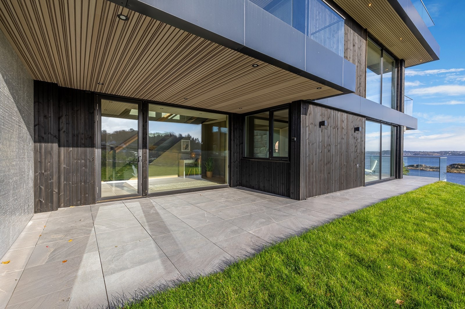 Vestvendt markterrasse med utgang fra gangen i U. etg. Galleribilde