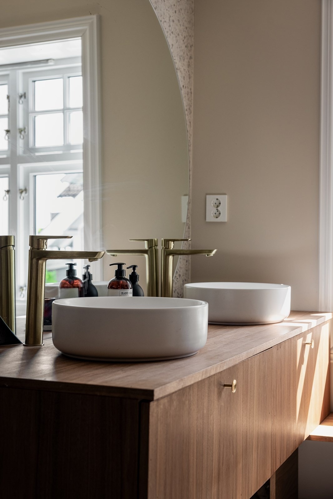 Tilhørende dekorativt speil på vegg Galleribilde